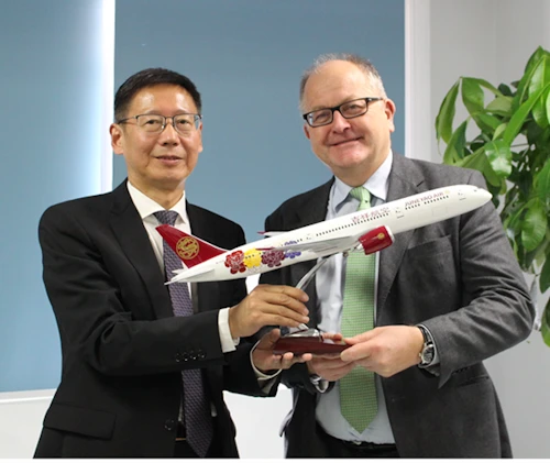 -	Zhao Hong Liang, forseti Juneyao Air, og Gunnar Snorri Gunnarsson, sendiherra