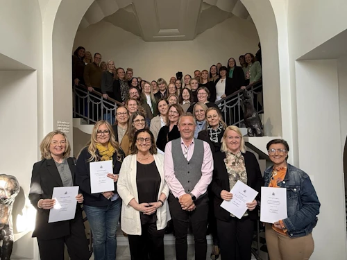 Inga Sæland, mennta- og barnamálaráðherra, ásamt styrkþegum og Braga Þór Svavarssyni stjórnarformanni Sprotasjóðs, í Safnahúsinu