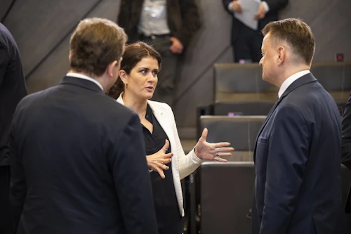 Þórdís Kolbrún ræðir við Mariusz Błaszczak, varnarmálaráðherra Póllands