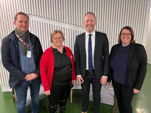 Atli Viðar Thorstensen, sviðsstjóri alþjóðasviðs Rauða krossins, Silja Bára Ómarsdóttir, formaður Rauða krossins, Guðmundur Ingi Guðbrandsson, félags- og vinnumarkaðsráðherra og Áshildur Linnet, sérfræðingur hjá félags- og vinnumarkaðsráðuneytinu.