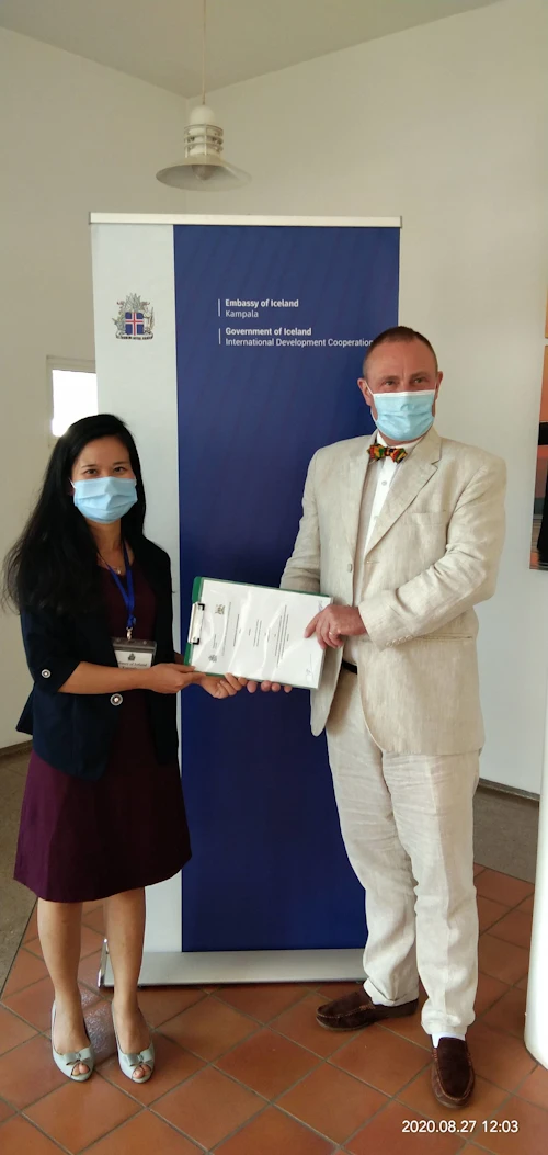 Thao Ngoc Do og Finnbogi Rútur Arnarson eftir undirritun samningsins. Ljósmynd: MS