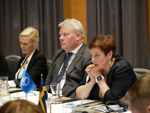 Paula Lehtomäki, framkvæmdastjóri Norrænu ráðherranefndarinnar (t.h.) tekur þátt í umræðum á einum af fjölmörgum ráðherrafundum ársins.  Á myndinni eru einnig Ragnhildur Hjaltadóttir, ráðuneytisstjóri samgöngu- og sveitarstjórnarráðuneytisins og Sigurður Ingi Jóhannsson, samstarfsráðherra.