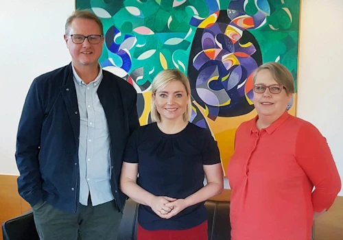 Ráðherra ásamt Árna Múla Jónassyni framkvæmdastjóra Þorskahjálpar og Bryndísi Snæbjörnsdóttur formanni félagsins.