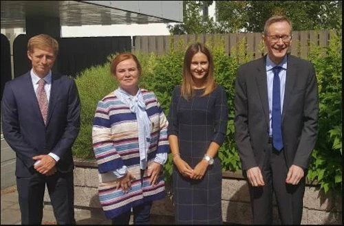 Sendinefnd Úkraínu naut íslenskrar rjómablíðu. Frá vinstri: Danylo Davydov, Flugmálastofnun Úkraínu, Kristín Helga Markúsdóttir, Samgöngustofu, Iryna Shevchuk, Flugmálastofnun Úkraínu, og Benedikt Ásgeirsson, sendiherra. Á myndina vantar William Frey Huntingdon-Williams.