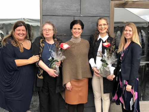 Frá afhendingu viðurkenningarinnar, t.f.v. Andy Blair, formaður WING samtakanna, Dr. Bryndís Brandsdóttir, Þórdís Kolbrún Reykfjörð Gylfadóttir, Dr. Árný Erla Sveinbjörnsdóttir og Marta Rós Karlsdóttir, sendiherra WING á Íslandi. Ljósmynd: OR