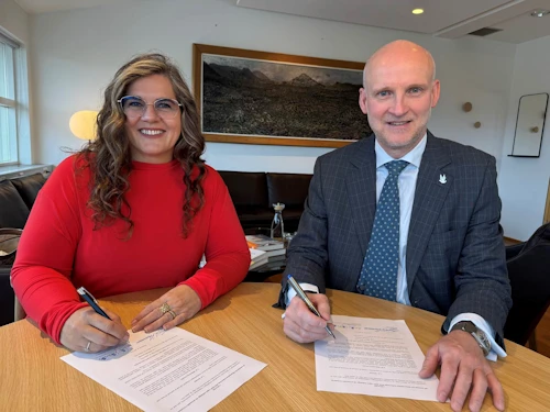 Berglind Kristinsdóttir framkvæmdastjóri SSS og Eyjólfur Ármannsson innviðaráðherra handsala samning um viðauka við sóknaráætlun Suðurnesja.