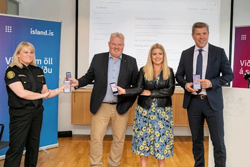 Sigríður Björk Guðjónsdóttir, ríkislögreglustjóri, Sigurður Ingi Jóhannsson, samgöngu- og sveitarstjórnarráðherra, Áslaug Arna Sigurbjörnsdóttir, dómsmálaráðherra og Bjarni Benediktsson, fjármála- og efnahagsráðherra sýna stafræn ökuskírteini sín.