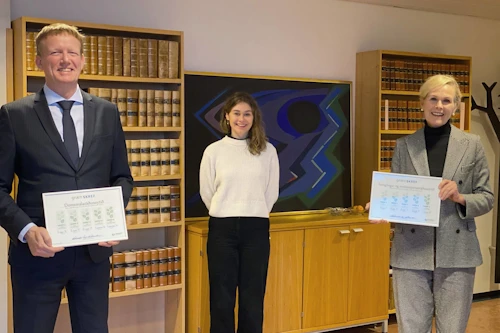 Haukur Guðmundsson, ráðuneytisstjóri dómsmálaráðuneytisins, og Ragnhildur Hjaltadóttir, ráðuneytisstjóri samgöngu- og sveitarstjórnarráðuneytisins, tóku á móti viðurkenningu Grænna skrefa. Með þeim er Ásdís Nína Magnúsdóttir, sérfræðingur Umhverfisstofnunar.