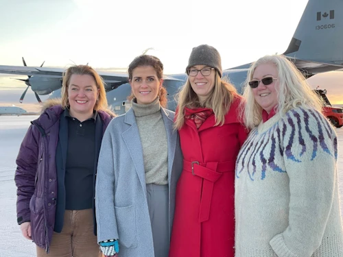 Heiðrún Hauksdóttir, from "Sendum hlýju", Þórdís Kolbrún Reykfjörð Gylfadóttir Minister for Foreign Affairs, Jeannetta Menzies Ambassador of Canada in Iceland, and Birgit Raschhofer, from the knitters' gathering.