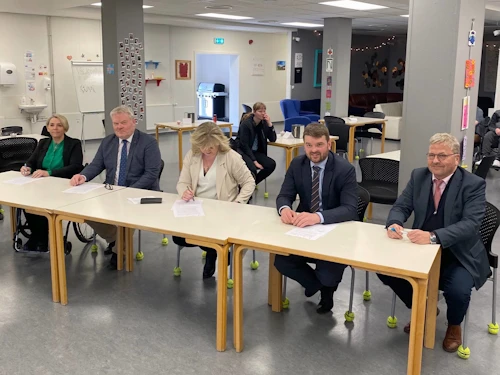 Samkomulag ríkis og sveitarfélaga um stórátak um úrbætur í aðgengismálum í Hæfingarstöðinni á Ásbrú í Reykjanesbæ.