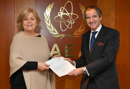 Kristín afhendir Rafael Mariano Grossi, framkvæmdastjóra Alþjóðakjarnorkumálastofnunarinnar(IAEA) fulltrúabréf sitt.