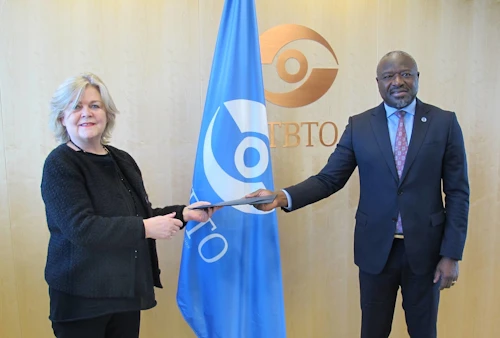 Kristín og Lassina Zerbo, framkvæmdastjóri undirbúningsstjórnar samningsins um allsherjarbann við tilraunum með kjarnavopn (CTBTO).