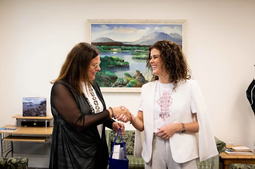 Þórdís Kolbrún og Heather Stefansson, forsætisráðherra Manitóba fylkis.