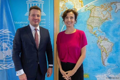 Guðlaugur Þór Þórðarson, utanríkis- og þróunarsamvinnuráðherra, og Audrey Azoulay, aðalframkvæmdastjóri UNESCO. Myndin er tekin árið 2019 við undirritun samkomulags um Þekkingarmiðstöð þróunarsamvinnu undir merkjum UNESCO. 