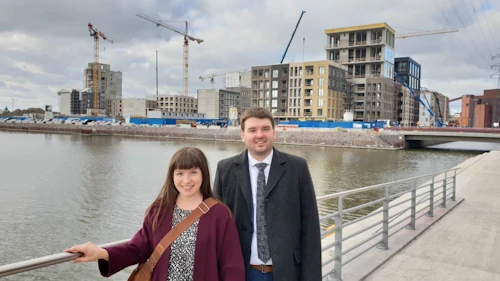 Ásmundur Einar og Mirka Saarholma sem stýrir þjónustusviði félagslega leigufélagsins Heka í Helsinki. Í baksýn sjást byggingaframkvæmdir á vegum opinberra aðila og leigufélagsins A-kruunu