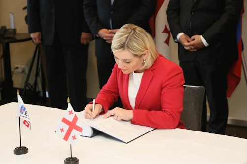 Lilja undirritar fríverslunarsamninginn.