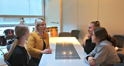 Lilja Alfreðsdóttir mennta- og menningarmálaráðherra spjallar við nemendur í Norðlingaskóla
