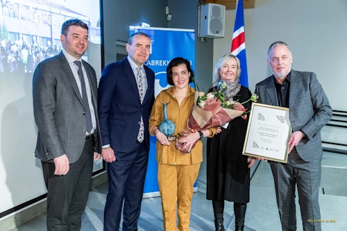 Ásmundur Einar Daðason, mennta- og barnamálaráðherra, Guðni Th. Jóhannesson forseti Íslands, Lilja Ósk Magnúsdóttir verðlaunahafi, Lovísa Guðrún Ólafsdóttir skólastjóri Hólabrekkuskóla og Þorvar Hafsteinsson, formaður Heimilis og skóla