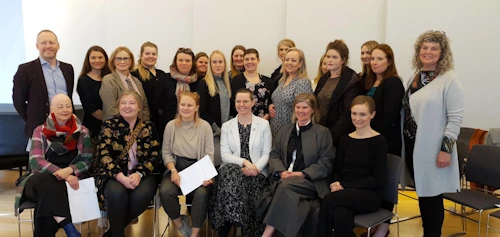 Guðmundur Ingi Guðbrandsson, félags- og vinnumarkaðsráðherra, ásamt hluta styrkþega en athöfnin fór einnig fram í streymi. 