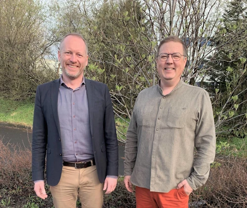 Guðmundur Ingi Guðbrandsson, félags- og vinnumarkaðsráðherra, og Breki Karlsson, formaður Neytendasamtakanna við undirritun samningsins. 