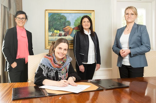 Við undirritun í ráðherrabústaðnum