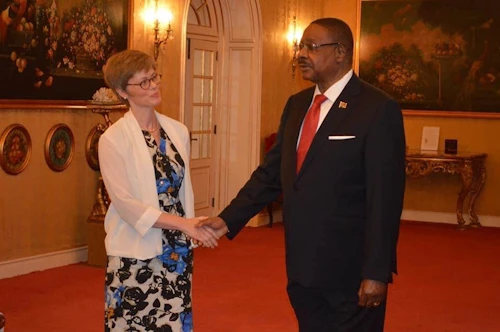 Unnur Orradóttir Ramette sendiherra og Peter Mutharika forseti Malaví © Kamusu Palace 