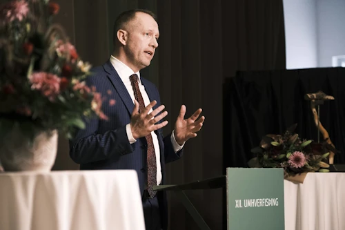 Guðmundur Ingi Guðbrandsson, umhverfis- og auðlindaráðherra, setur Umhverfisþing.