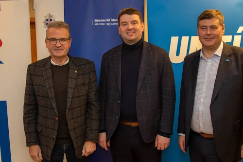 Lárus L. Blöndal forseti ÍSÍ, Ásmundur Einar Daðason, mennta- og barnamálaráðherra, og Jóhann Steinar Ingimundarson formaður UMFÍ við undirritun samnings