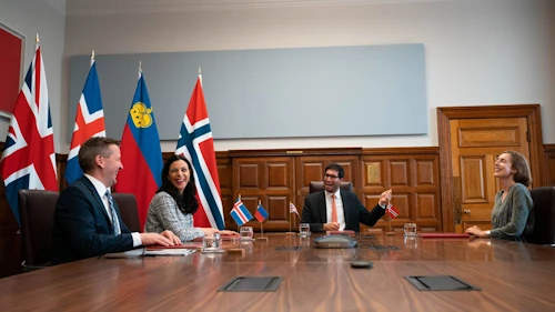 Ráðherrarnir glaðir í bragði með undirritun samningsins