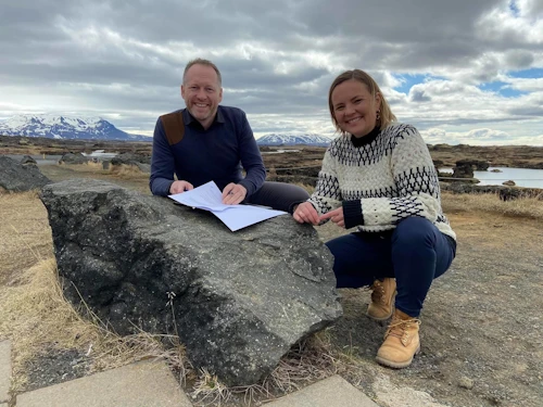 Guðmundur Ingi Guðbrandsson, umhverfis- og auðlindaráðherra og Hilda Jana Gísladóttir, formaður SSNE skrifuðu undir samninginn á Mývatni í dag. 
