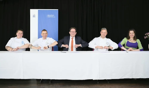  Klúbbur matreiðslumeistara og Íslenska Bocuse d´Or Akademían (f.h.) Frú Eliza Reid, forsetafrú og verndari Kokkalandsliðsins, Andreas Jacobsen, gjaldkeri Klúbbs matreiðslumanna, Kristján Þór Júlíusson, sjávarútvegs- og landbúnaðarráðherra, Friðgeir Ingi Eiríksson hjá Íslensku Bocuse d´Or Akademíunni og Fanney Dóra Sigurjónsdóttir, varaformaður Klúbbs matreiðslumeistara
