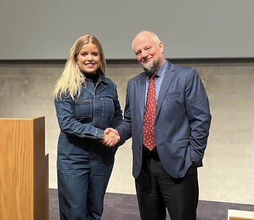 Áslaug Arna Sigurbjörnsdóttir, háskólaráðherra, og Eyjólfur Guðmundsson, rektor Háskólans á Akureyri, við undirritun samkomulagsins.