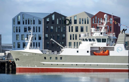 Hafrannsóknaskipið Þórunn Þórðardóttir HF 300 fyrir framan höfuðstöðvar Hafrannsóknastofnunar.