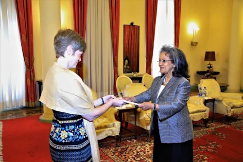 Unnur Orradóttir Ramette afhendir Sahle-Work Zewde, forseta Eþíópíu, trúnaðarbréf