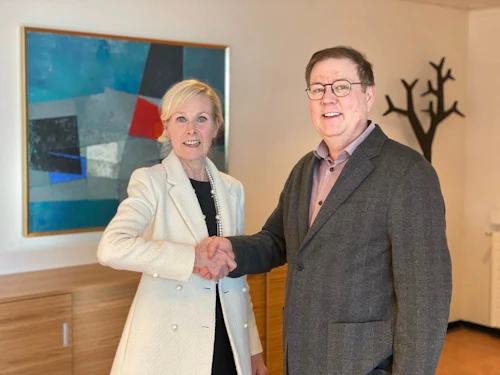 Ragnhildur Hjaltadóttir, ráðuneytisstjóri innviðaráðuneytisins, og Breki Karlsson, formaður Neytendasamtakanna, handsala samning um áframhaldandi stuðning við leigjendaaðstoð.