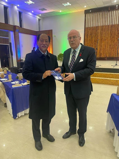 Ambassdor presents Chief Minister Neiphiu Rio of Nagaland with the „The Vikings' Guide to Good Business:“.