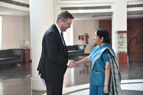 Minister Þórðarson greets  Mrs. Sushma Swaraj, Minister of External Affairs of India