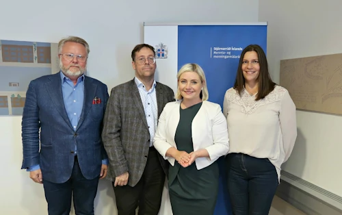 Kristján Garðarsson framkvæmdastjóri Hins íslenska bókmenntafélags, Ármann Jakobsson varaforseti félagsins, Lilja Alfreðsdóttir mennta- og menningarmálaráðherra og Ólöf Dagný Óskarsdóttir rekstarstjóri HÍB.