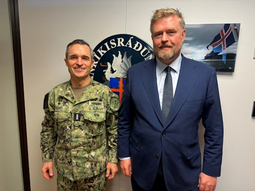 Douglas G. Perry flotaforingi, yfirmaður herstjórnarmiðstöðvar Atlantshafsbandalagsins í Norfolk, og Jónas G. Allansson skrifstofustjóri varnarmálaskrifstofu utanríkisráðuneytisins.