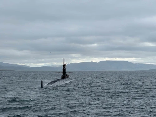 USS Newport News á siglingu inn Hvalfjörð.