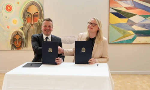  Guðlaugur Þór Þórðarson utanríkis- og þróunarsamvinnuráðherra og Harpa Þórsdóttir, safnstjóri Listasafns Íslands, við undirritunina í dag.