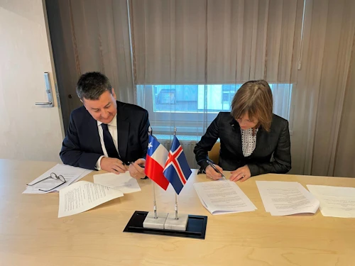 Ingibjörg Davíðsdóttir, sendiherra Íslands og Luiz Plaza Gentia, sendiherra Chile, undirrita samninginn