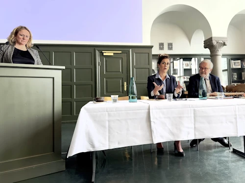 Elín R. Sigurðardóttir, skrifstofustjóri þróunarsamvinnuskrifstofu utanríkisráðuneytisins, Þórdís Kolbrún Reykfjörð Gylfadóttir utanríkisráðherra og Carsten Staur, formaður Þróunarsamvinnunefndar OECD (DAC).
