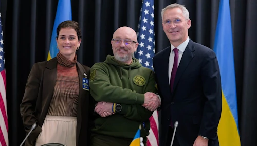 Þórdís Kolbrún ásamt Oleksii Reznikov, varnarmálaráðherra Úkraínu og Jens Stoltenberg, frkvstj. Atlantshafsbandalagsins.