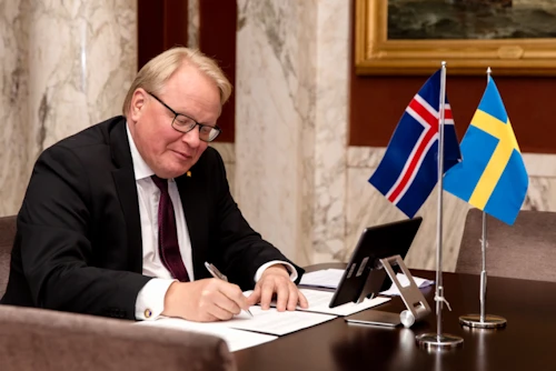 Peter Hultqvist signs the declaration