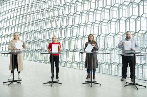 Aldís Hafsteinsdóttir formaður Sambands íslenskra sveitarfélaga, Lilja Alfreðsdóttir mennta- og menningarmálaráðherra, Fanney Dóróthe Halldórsdóttir formaður Grunns – félags fræðslustjóra og stjórnenda og Ragnar Þór Pétursson formaður Kennarasambands Íslands undirrituðu viljayfirlýsinguna í dag. 