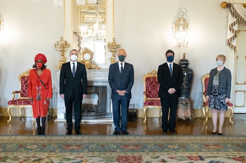 Le Président portugais, le Secrétaire d'Etat du Ministère des affaires étrangères avec les Ambassadeurs d'Islande, du Kenya et du Jordanie 