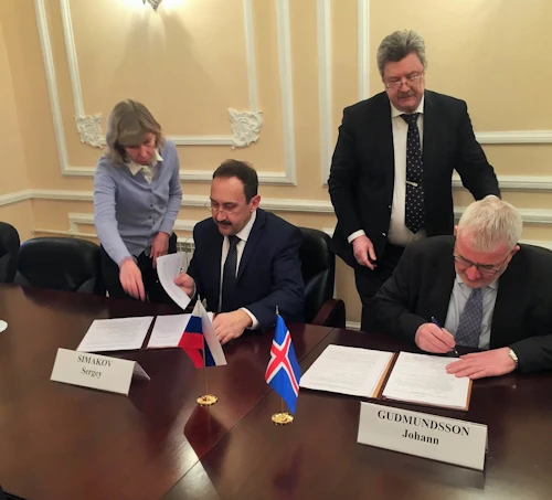 Samningurinn undirritaður