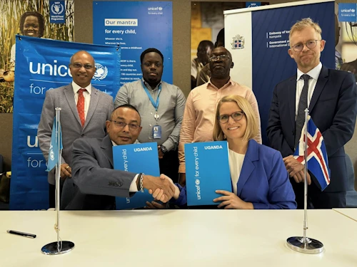 Hildigunnur Engilbertsdóttir, forstöðumaður sendiráðs Íslands í Kampala, og Robin Nandy, yfirmaður UNICEF í Úganda, undirrita samning um lokaáfanga vatns- og hreinlætisverkefnisins í West Nile. 