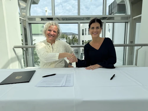 Þórdís Kolbrún Reykfjörð Gylfadóttir utanríkisráðherra og Ingibjörg Jóhannsdóttir, safnstjóri Listasafns Íslands, handsala nýja samstarfssamninginn.